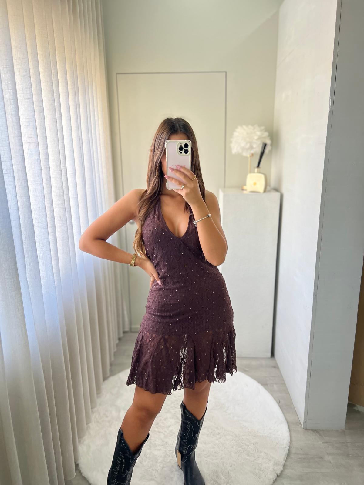 Vestido com Tachas Douradas