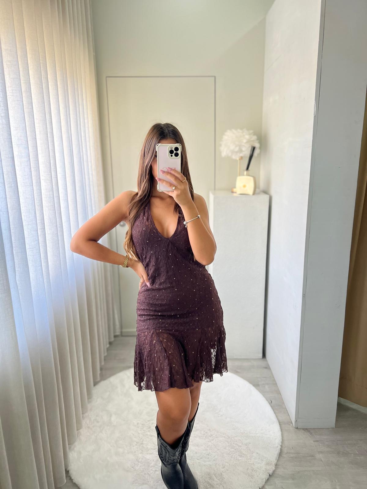 Vestido com Tachas Douradas