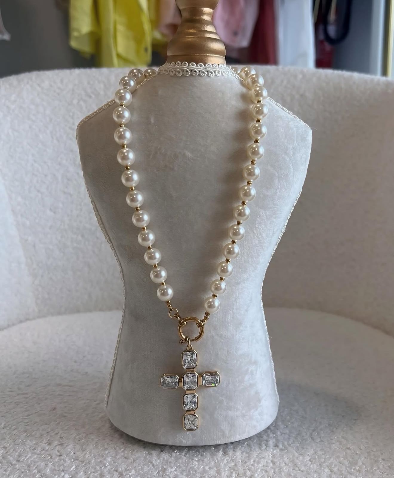 Colar Cruz com Pérolas